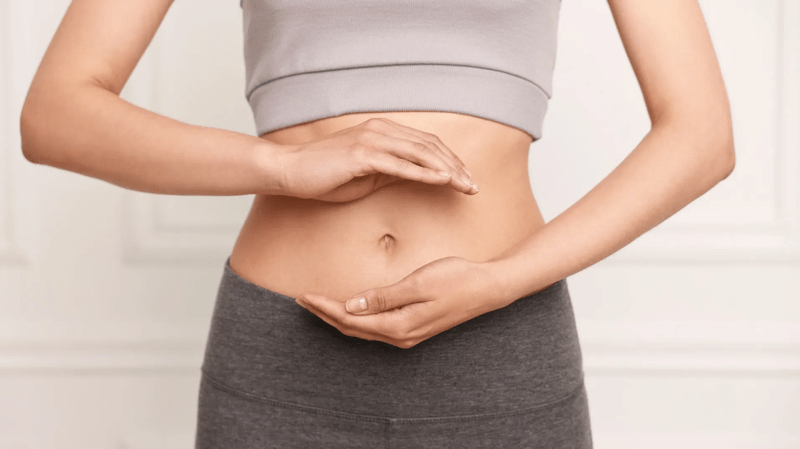 femeie cu mainile pe abdomen