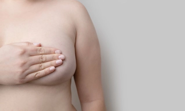 женщина держится за грудь при мастопатии