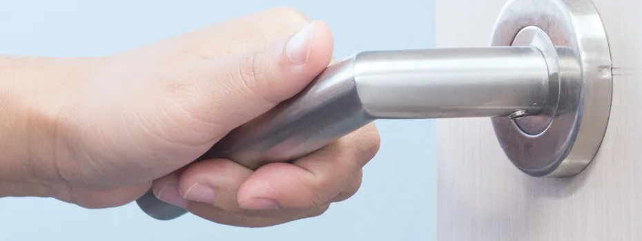 Händeschütteln? Beim Begrüßungsküsschen ist die Infektionsgefahr bei Weitem nicht so hoch, wie beim Händeschütteln.